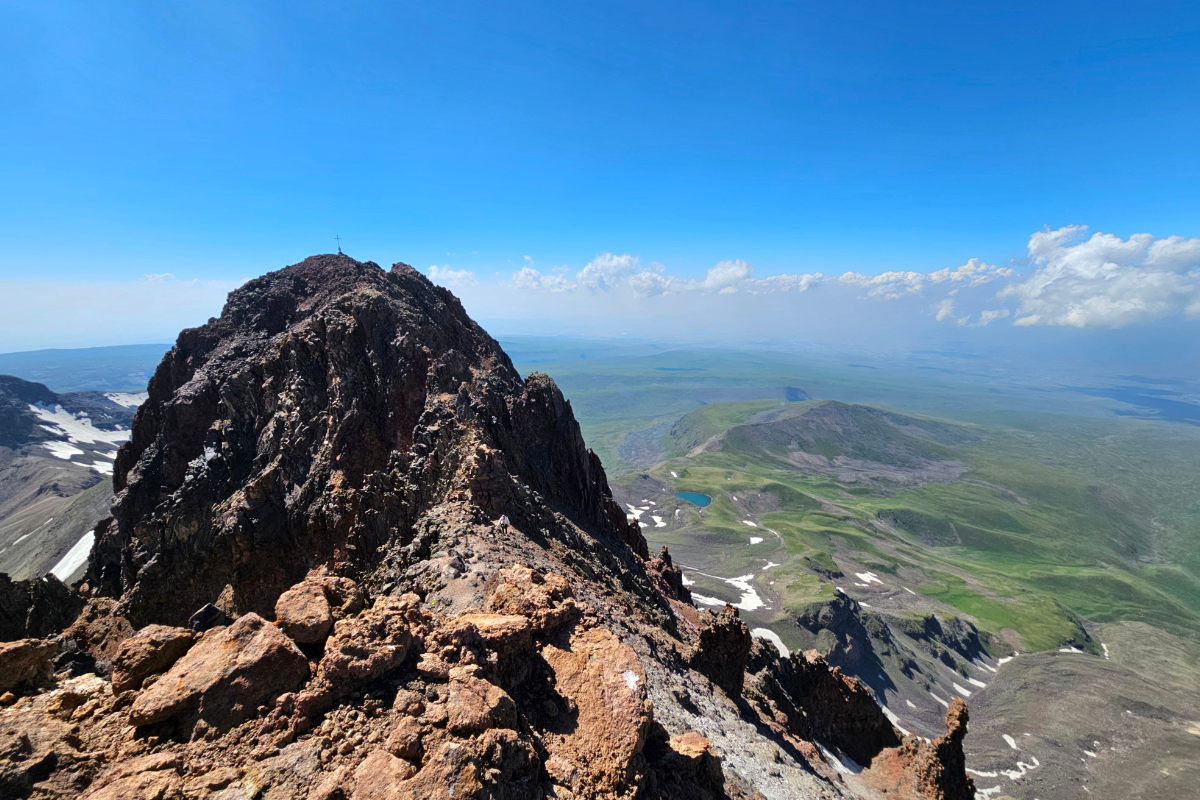 Արագածի Հյուսիսային գագաթ Ռապի լճից